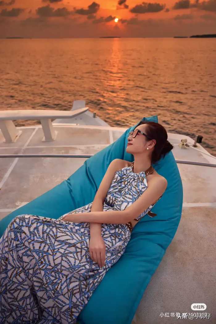 秦海璐晒最新马尔代夫旅游照，一袭挂脖子露腰长裙，优雅气质！